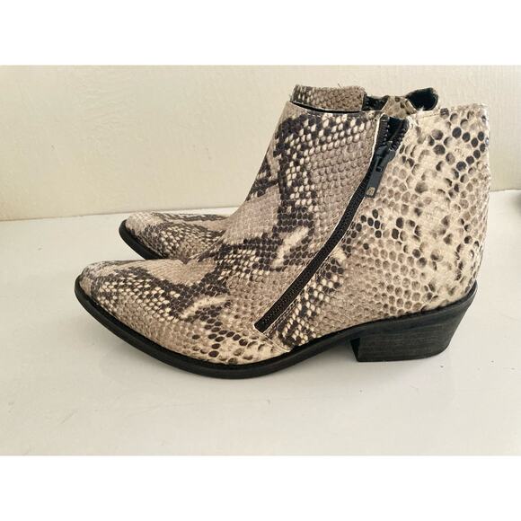 Free People Ankle Boots Snakeskin Side Zip Bock Heel Pointy Toe  Size 7.5 - Picture 2 of 6